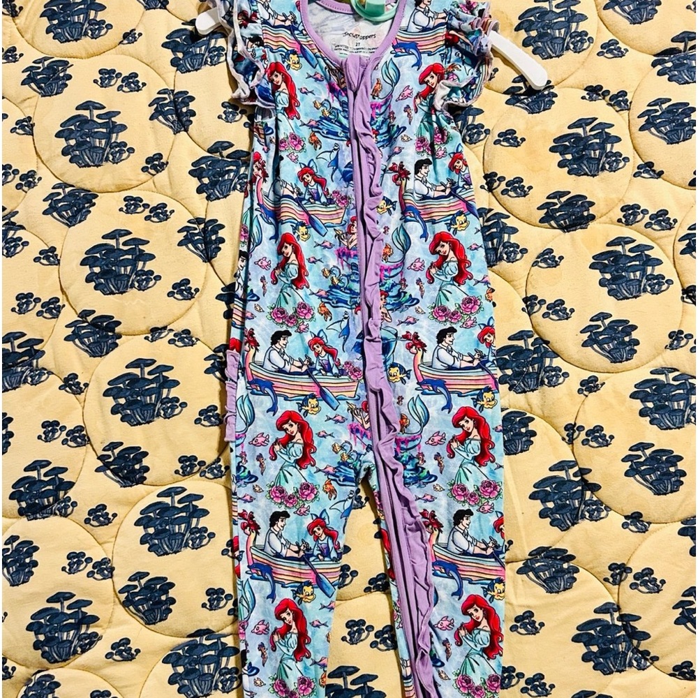 Show Stoppers 2T Little Mermaid “kiss the girls” Ruffled Romper EUC
